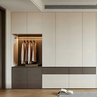 Armoire sur mesure avec supports dédiés pour foulards, cravates et ceintures pour chambre principale, pour organiser soigneusement divers accessoires de mode