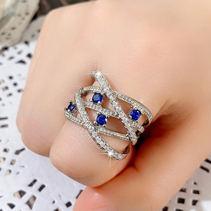 Anello con Zirconi Intrecciati per Donne, Elegante Gioiello Scintillante alla Moda - Product Image 2