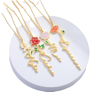 Collier personnalisé avec plaque nominative et fleur de naissance, finition goutte d'huile, fabrication sur mesure R.GEM. Chaîne à maillons tendance avec pendentif floral délicat en écriture cursive pour femmes - Product Image 3
