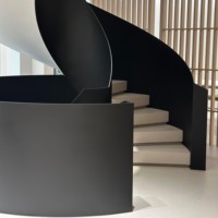 Escalier en colimaçon moderne en acier, design industriel noir et blanc, sûr et durable pour l'intérieur, choix gain de place pour les appartements loft