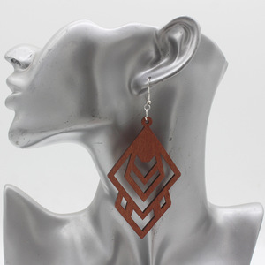 Moda siyah kraliçe ahşap afrika haritası kalp küpe oymak boyama ahşap küpe - Product Image 3
