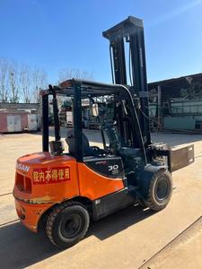 חם למכירה 3 טון doosan מלגזה משומש מכונת מכונת להרים 6 מ 'צבע מקורי doosan שני דיזל מלגזה עם מהדק שטוח - Product Image 3