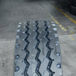 AZ022 13R22.5 ยางเรเดียลสำหรับรถบรรทุกหนักแบบใหม่ ทนทานต่อการบรรทุกหนัก เหมาะสำหรับการขนส่งทางไกล พร้อมดอกยางลึก - Product Image 3