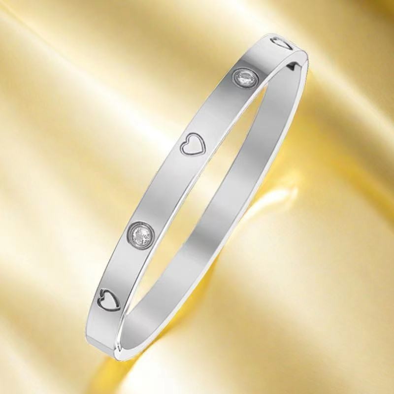 Argento-- Bracciale tempestato di diamanti a forma di cuore