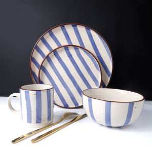 Ensemble de vaisselle à bande bleue faite à la main, 16 pièces, assiettes en céramique peintes à la main, vaisselle avec bordure en terre cuite - Product Image 2