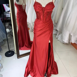 فستان سهرة طويل أنيق أحمر من الساتان مع فتحة طويلة بطول الركبة فستان سهرة بطول الأرض - Product Image 1