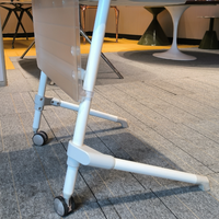 Table et chaise d'école modernes gris foncé, durables, réglables en hauteur, plateau en bois, pieds en métal, taille personnalisable pour l'école primaire
