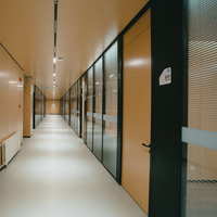 Tablero de pared de alto tráfico de panal de aluminio con superficie de acero respetuoso con el medio ambiente para particiones de oficina funcionales
