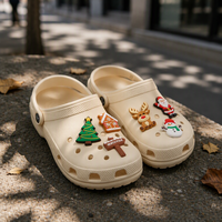 Breloques de Noël pour chaussures en PVC, décorations de chaussures en gros avec Père Noël, rennes, bonhomme de neige, sapin de Noël et maison en pain d'épices