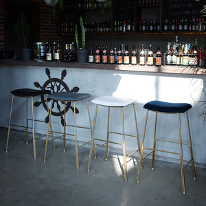 Meubles <span class=keywords><strong>de</strong></span> <span class=keywords><strong>bar</strong></span> à café tendance, <span class=keywords><strong>tabouret</strong></span> haut <span class=keywords><strong>de</strong></span> comptoir en métal doré luxueux avec siège en <span class=keywords><strong>velours</strong></span> courbé - Product Image 3