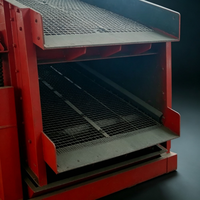 Fabrication métallique sur mesure : Crible vibrant à double étage rouge avec ressorts hélicoïdaux et maille de criblage pour usine minière et carrière