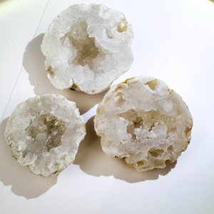 <span class=keywords><strong>Prix</strong></span> <span class=keywords><strong>de</strong></span> gros, pierre brute naturelle <span class=keywords><strong>de</strong></span> haute qualité, géode <span class=keywords><strong>de</strong></span> quartz clair pour la décoration Feng Shui - Product Image 1