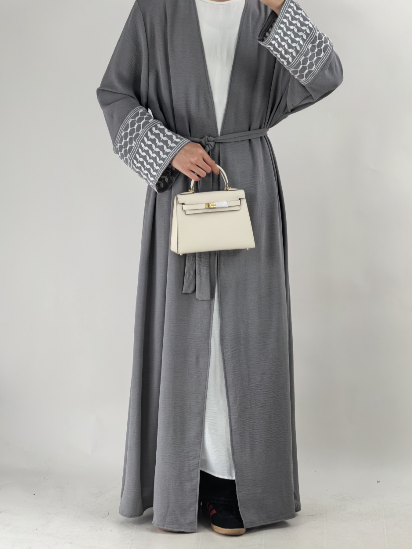 Gris oscuro