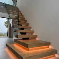 Escalier flottant sur mesure en acier au carbone avec marches en bois et garde-corps en verre pour la maison