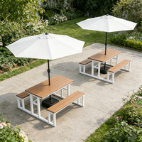 Ensemble table et chaises en WPC pour l'extérieur avec parasol, mobilier de loisirs tendance pour cour, rue piétonne commerciale et restaurant