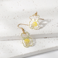 Boucles d'oreilles pendantes en résine plaquée or avec fleurs séchées véritables motif ours mignon, bijoux faits à la main, crochet d'oreille en acier inoxydable pour femme