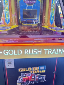 Grande machine de jeu à monnayeur pour quatre joueurs, type Gold Rush Train, avec jeu de lancer de pièces - Product Image 6