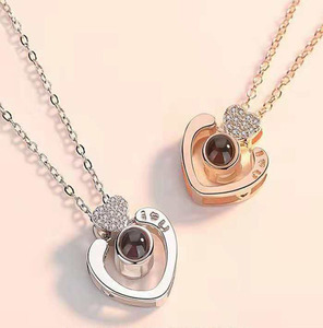 Collar personalizado <span class=keywords><strong>de</strong></span> MATERIAL <span class=keywords><strong>de</strong></span> cobre para amantes, colgante <span class=keywords><strong>de</strong></span> <span class=keywords><strong>corazón</strong></span> con proyección <span class=keywords><strong>de</strong></span> 100 idiomas - Product Image 2