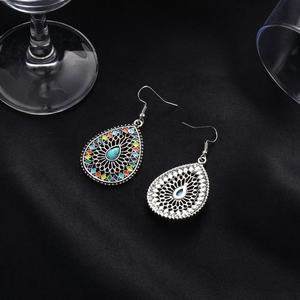 Boucles d'oreilles pendantes rétro bohèmes turquoise goutte d'huile, en alliage sculpté, colorées, très tendance pour fêtes, mariages et cadeaux - Product Image 3
