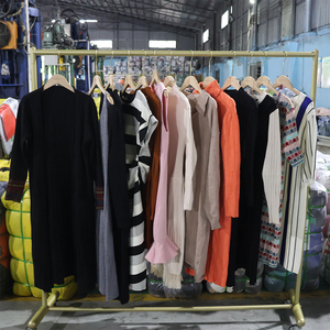 Abiti Firmati di Lusso Usati e Abbigliamento Autunno Inverno da Donna in Balle di Seconda Mano dal Regno Unito - Product Image 6