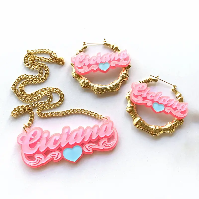 Set di orecchini e collana in bambù acrilico personalizzati con accessorio rosa gelatina a forma di cuore con lettera personalizzata