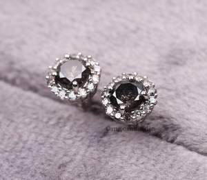 Paire de boucles d'oreilles clous en diamant de laboratoire de style bohème pour femme |   Boucles d'oreilles solitaires taille brillant sel et poivre |   Boucles d'oreilles en or - Product Image 2