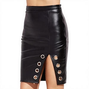 Jupe crayon mini noire à clous pour femme, aspect cuir, ceinture ornée de strass, formelle, écologique - Product Image 1