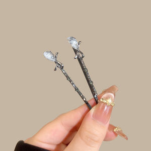 Cheveux courts à la mode, style goutte d'eau, avec une raie sur le côté et des pinces <span class=keywords><strong>pour</strong></span> un <span class=keywords><strong>chignon</strong></span> latéral - Product Image 6