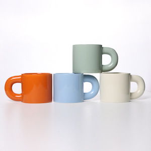 แก้วเซรามิกสีพื้น หูจับหนา รูปทรงอ้วน แก้วเดี่ยว สำหรับแจกเป็นของขวัญ ฤดูใบไม้ผลิ 2022 - Product Image 1