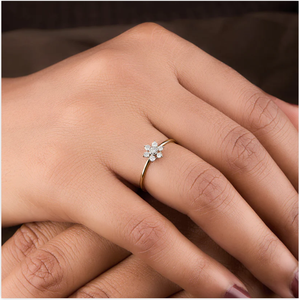 Anillo de diamantes de corte brillante con motivo de flor de Margarita elaborado en un entorno elegante para ideas de regalos románticos de la India - Product Image 2