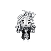 Breloque en alliage plaqué argent pour femme, motif dessin animé fille diplômée avec toque et diplôme, pendentif mignon, cadeau de bijoux unisexe