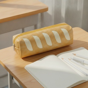 Étui à crayons personnalisé en Tyvek, forme baguette, 23x7x5,5 cm, fermeture éclair, logo personnalisé sérigraphié/par transfert thermique, couleur Pantone - Product Image 4