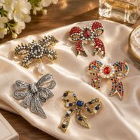 Nouvelle broche nœud papillon rétro en alliage, style européen et américain, avec perles et strass – Épingle de corsage unisexe exquise et polyvalente