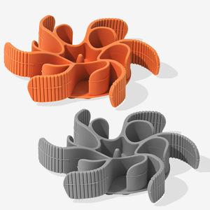 Tapis d'alimentation lente pour animaux de compagnie en silicone avec ventouse 11x11x3,5 cm pour chiens gris orange - Product Image 3
