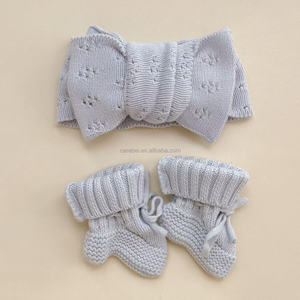 Pronta Consegna Fascia per Capelli Larga in Maglia di Cotone Blu Polvere con Grande Doppio Fiocco Pointelle per Neonata - Product Image 2