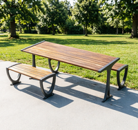 Table et banc d'extérieur peu encombrants, design compact avec structure de pieds triangulaires robustes, idéal pour les petits patios et cours.