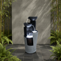 4-stufiger handgefertigter Solar-Gartenbrunnen aus Kunstharz mit Kaskaden-Wasserfall-Dekor und LED-Beleuchtung