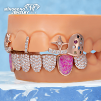 Grillz ouverts personnalisés plaqués or rose et argent, avec détails empreinte digitale, accents de pierres précieuses colorées, pierres latérales en opale rose, et partie inférieure entièrement pavée de pierres.
