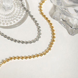 Pulsera de acero inoxidable con forma de corazón para mujer, joyería de uso diario, diseño de cadena, tono dorado y plateado - Product Image 3