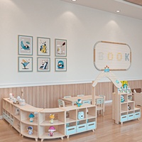 Ensemble d'angle de mobilier de maternelle en bois de frêne avec armoire, table de formation, chaise et cloison
