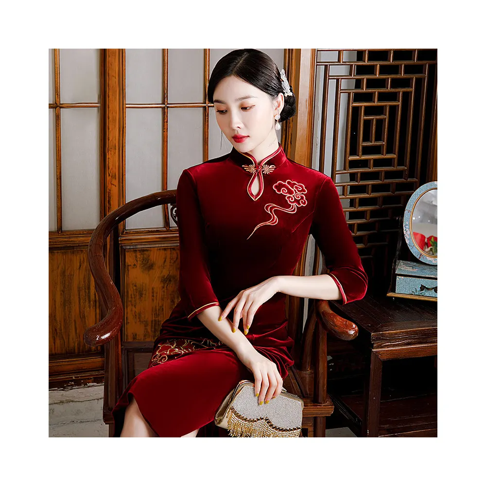 2021 शरद ऋतु और सर्दियों महिलाओं की नई सोने मखमल रेट्रो चीनी शैली लाल स्टैंड कॉलर शास्त्रीय फैशन cheongsam