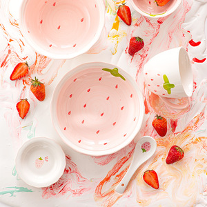Juego de Vajilla de Porcelana con Diseño de Fresas, Modelo Ehg1407, Cuchara Moderna con Diseño Pintado a Mano, Apto para Lavavajillas y Microondas, Sostenible - Product Image 1