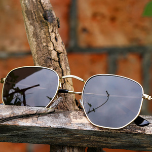 Gafas de Sol Cuadradas Polarizadas, Gafas de Sol de Lujo, Tendencia 2025, Gafas de Sol Unisex con Marco Metálico y Logotipo Personalizado - Product Image 2