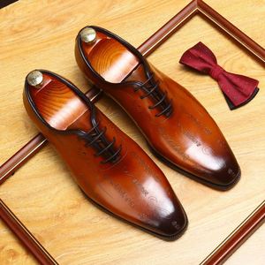 Elegantes Zapatos de Vestir Clásicos de Cuero para Hombre, Pulidos a Mano, Color Marrón, con una Audaz Cadena de Metal Negra - Product Image 1