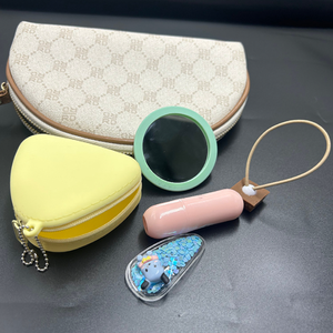 محفظة عملات معدنية عصرية على شكل مثلث ترويجية مخصصة مع سلسلة حقيبة تغيير بسحاب من السيليكون اللطيفة للنساء مع شعار - Product Image 3