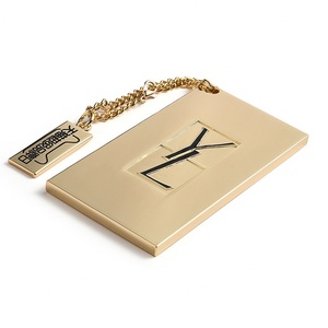 Espejo de Maquillaje Portátil de Bolsillo de Lujo, de Aleación de Zinc Dorada, con Logotipo Grabado en Negro y Borla - Product Image 4