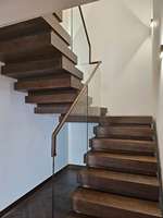 Escalier suspendu en bois sur mesure avec marches en bois empilées, garde-corps en verre et main courante en bois – Escalier intérieur moderne pour résidence