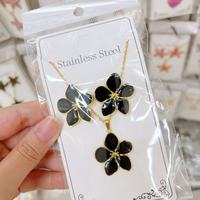 Set Perhiasan Wanita Cantik, Kalung Liontin Bunga Hati dari Baja Anti Karat dengan Set Anting Black Clover Warna-warni
