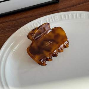 Design carré miniature, compact et léger, parfait pour les coiffures mi-hautes ou les petites sections de cheveux. - Product Image 6