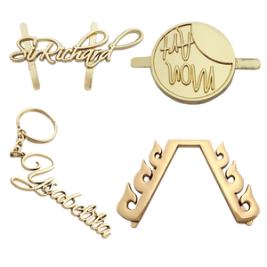 Etiqueta de Metal Personalizada con Logotipo de Marca y Diseño Único, con Pin para Maletas y Bolsos - Product Image 3